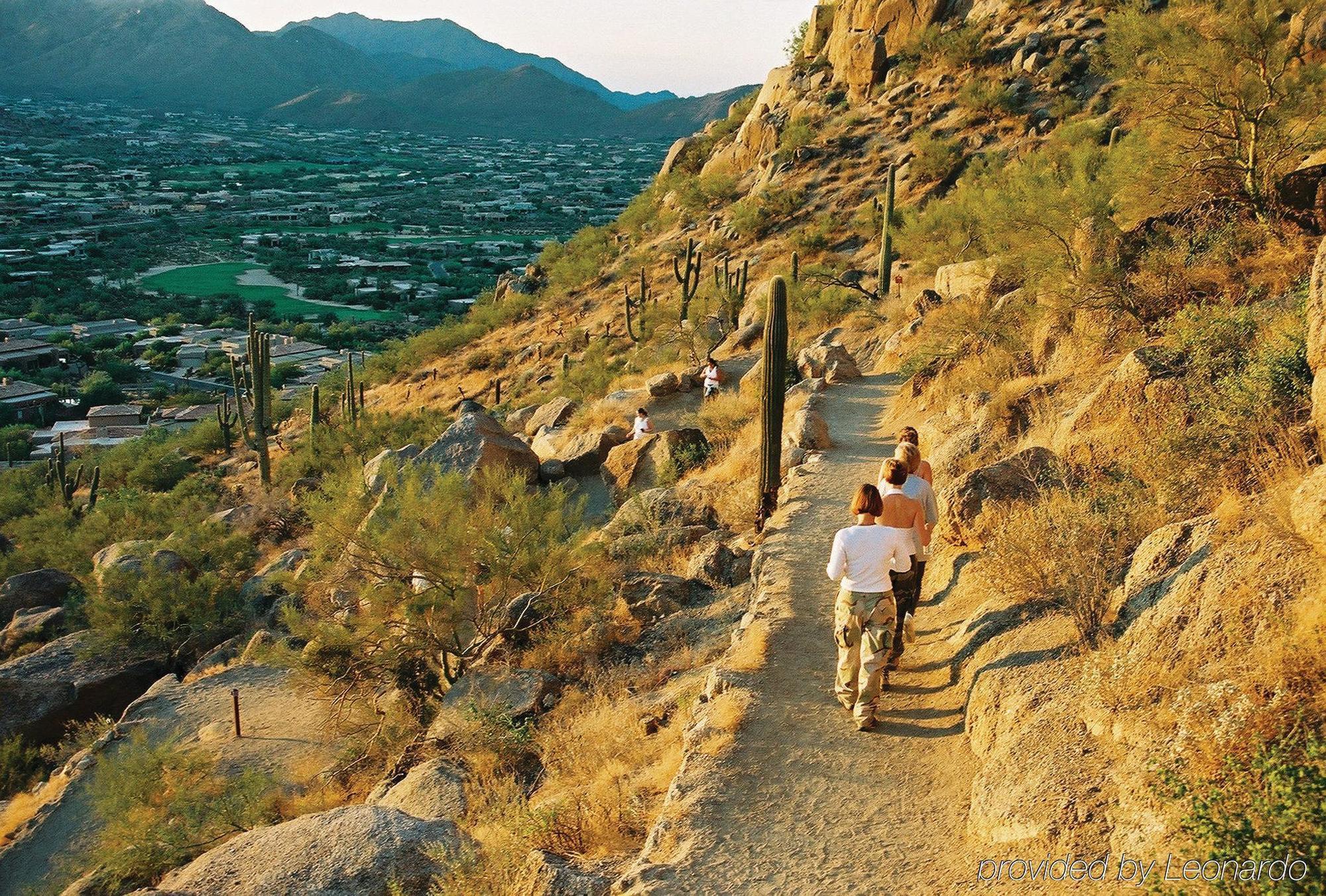 Holiday Inn Express Hotel & Suites Scottsdale - Old Town, An Ihg Hotel Экстерьер фото